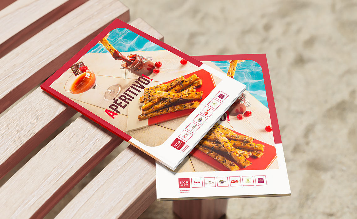 Couvertures du livret de recettes Apéritivo pour Irca Group, présentées en situation sur un banc en bois.