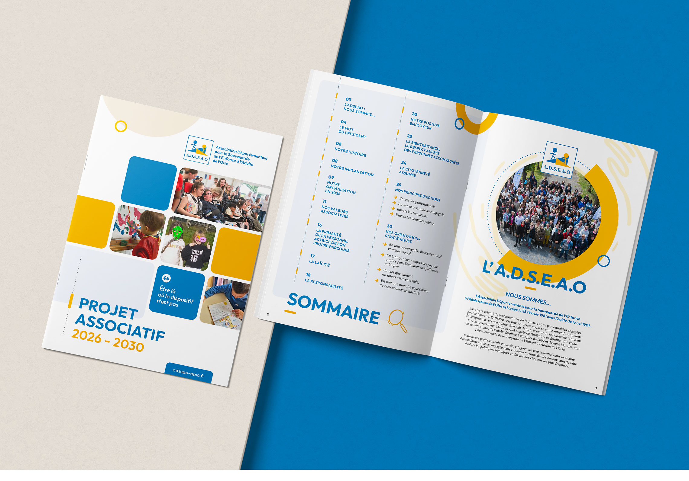 Mockup du Projet Associatif 2026-2030 de l'ADSEAO présentant la couverture du livret ainsi que les 2 premières pages avec le sommaire et la présentation de l'association.